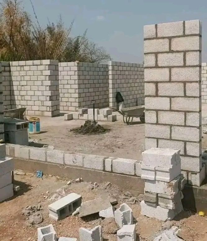 Murs en blocs de ciment en cours d'élévation