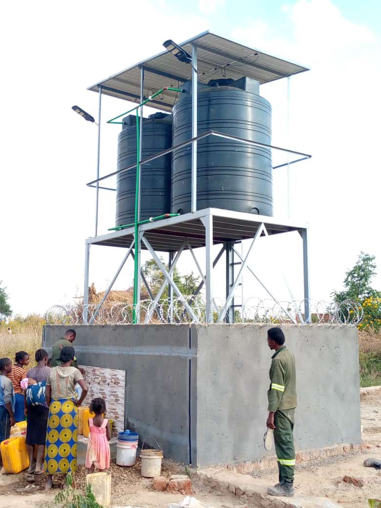 Château d'eau et borne-fontaine desservant la population
