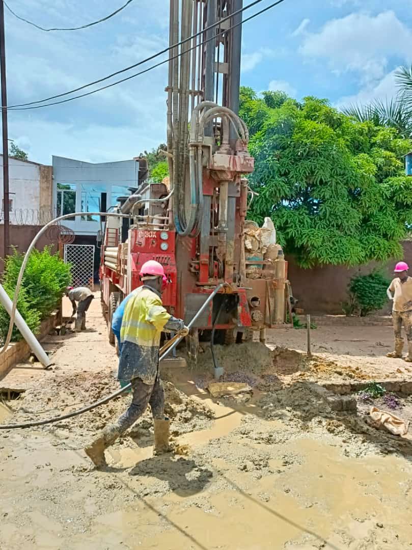 Foreuse d'eau en opération dans un quartier résidentiel