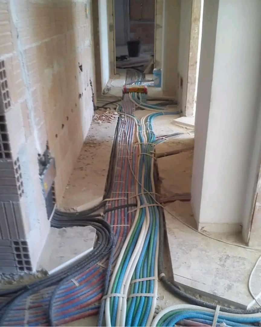Gaines électriques posées au sol d'un bâtiment